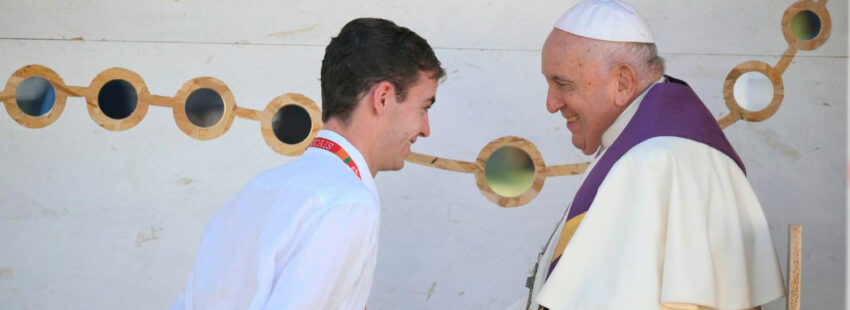 El papa Francisco en el Parque del Perdón de la JMJ de Lisboa 2023 confesando