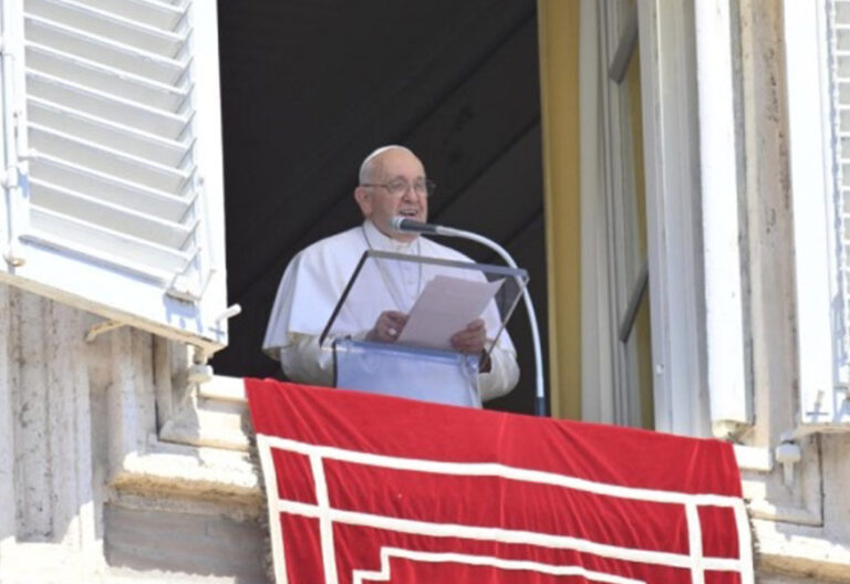 El Papa reivindica en el ángelus la figura de Juan el Bautista, “la voz que clama en el