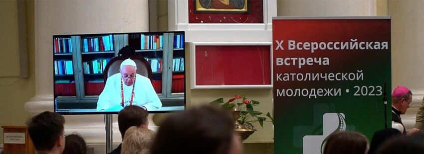 Francisco pide a los jóvenes rusos que sean “artesanos de paz” y “constructores de puentes”