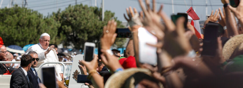 El papa Francisco con los voluntarios de la JMJ de Lisboa