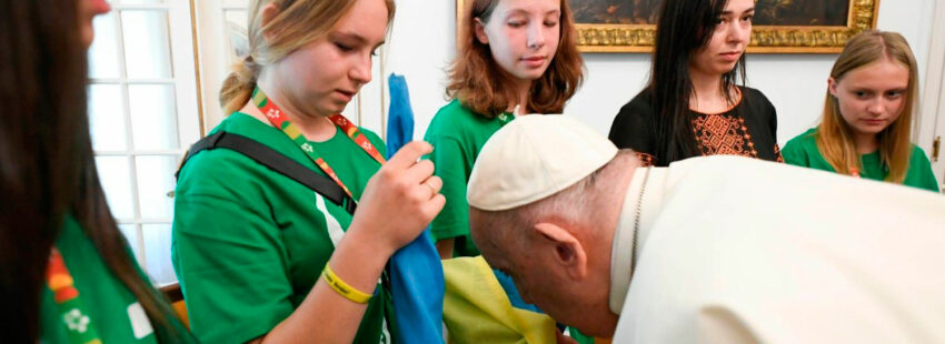 El papa Francisco, con jóvenes ucranianos en la JMJ de Lisboa
