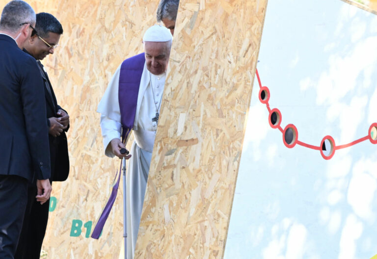 El papa Francisco en el Parque del Perdón de la JMJ de Lisboa 2023 confesando