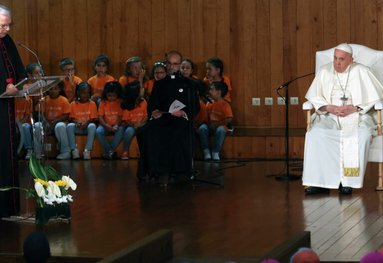 El papa Francisco en el Centro Social Serafina de Lisboa en la JMJ