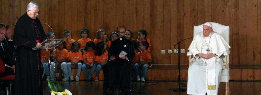 El papa Francisco en el Centro Social Serafina de Lisboa en la JMJ