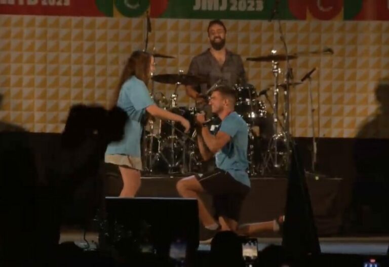 Y Sergio hincó rodilla: así fue el fiestón de España en la JMJ de Lisboa