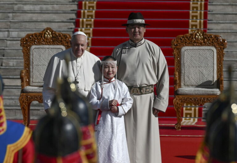El Papa Francisco, en la ceremonia de acogida en Mongolia