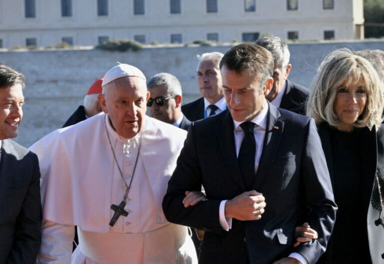 El Papa Francisco y Emmanuel Macron, en Marsella. EFE
