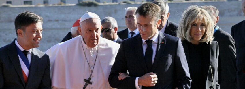El Papa Francisco y Emmanuel Macron, en Marsella. EFE