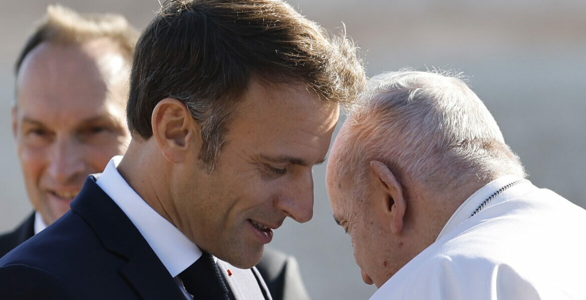 El Papa Francisco y Emmanuel Macron, en Marsella. EFE