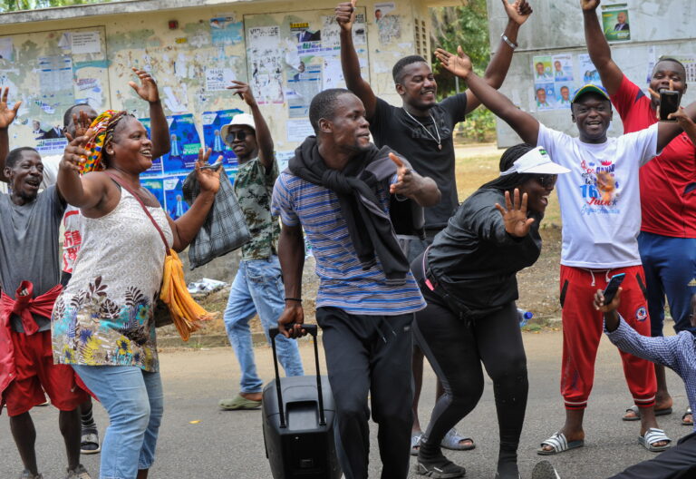 El pueblo de Gabón celebra la caída de Alí Bongo