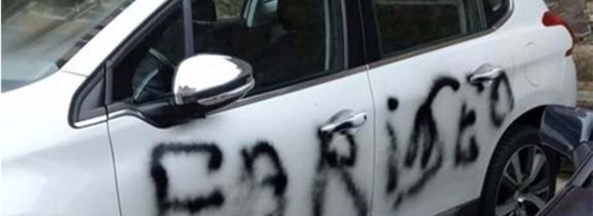 “Muerte al fariseo”, la pintada contra el cura de Pontedeume