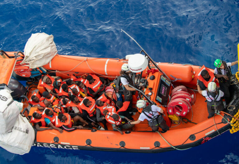 LAMPEDUSA (ITALIA), 16/09/2023.- El buque Geo Barents, de la ONG Médicos Sin Fronteras (MSF), rescató hoy a más de 330 migrantes que trataban de cruzar en condiciones precarias el Mediterráneo central, al tiempo que más de 2.500 personas continúan hacinadas en la isla italiana de Lampedusa (sur) esperando ser trasladados. EFE/MSF/Stefan Pejovic -SOLO USO EDITORIAL/SOLO DISPONIBLE PARA ILUSTRAR LA NOTICIA QUE ACOMPAÑA (CRÉDITO OBLIGATORIO)-