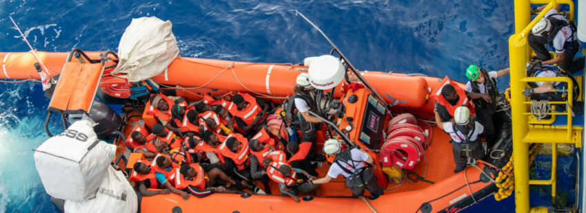 LAMPEDUSA (ITALIA), 16/09/2023.- El buque Geo Barents, de la ONG Médicos Sin Fronteras (MSF), rescató hoy a más de 330 migrantes que trataban de cruzar en condiciones precarias el Mediterráneo central, al tiempo que más de 2.500 personas continúan hacinadas en la isla italiana de Lampedusa (sur) esperando ser trasladados. EFE/MSF/Stefan Pejovic -SOLO USO EDITORIAL/SOLO DISPONIBLE PARA ILUSTRAR LA NOTICIA QUE ACOMPAÑA (CRÉDITO OBLIGATORIO)-