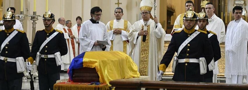 Cardenal Luis José Rueda da último adiós a Fernando Botero en la catedral primada de Colombia