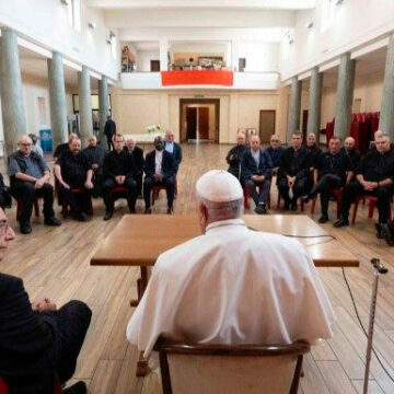 El papa Francisco se escapa del Vaticano para visitar a 35 curas