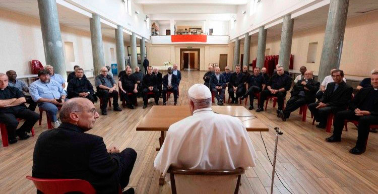 El papa Francisco se escapa del Vaticano para visitar a 35 curas