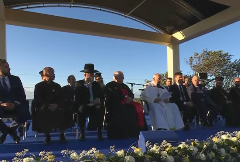 El papa Francisco reza ante el Memorial por los migrantes y marineros ahogados en el Mediterráneo (Marsella)