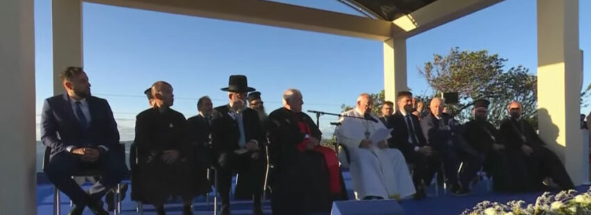 El papa Francisco reza ante el Memorial por los migrantes y marineros ahogados en el Mediterráneo (Marsella)