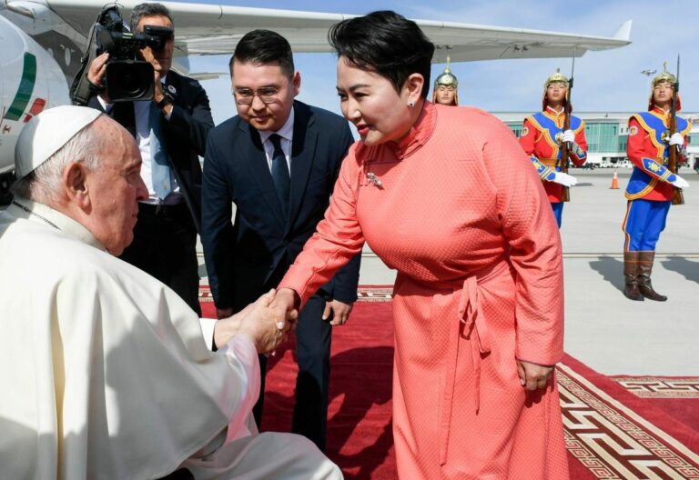 El Papa Francisco, en el aeropuerto de Mongolia