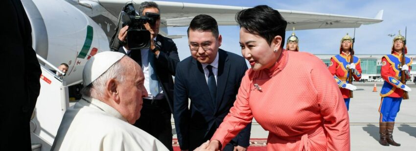El Papa Francisco, en el aeropuerto de Mongolia