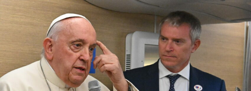 El Papa Francisco, en el vuelo hacia Mongolia