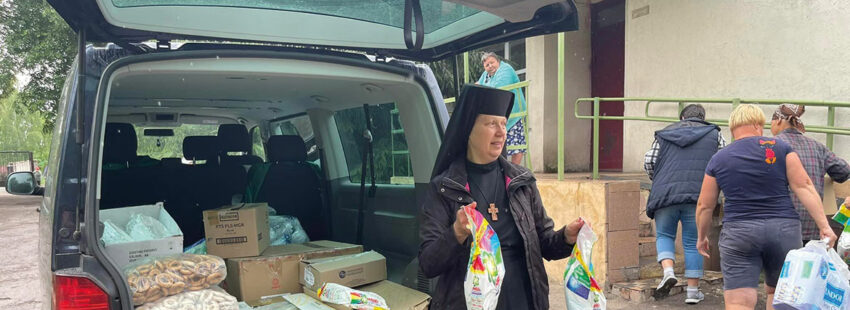 Una religiosa, repartiendo ayuda en Ucrania