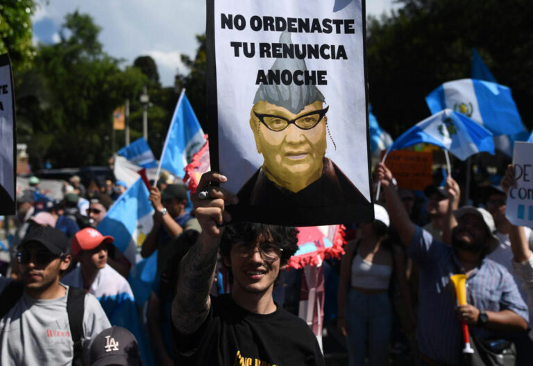 Manifestación en Guatemala pidiendo la renuncia de la fiscal general