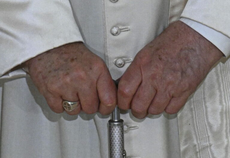 El Papa Francisco, con su bastón