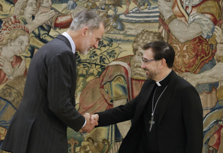MADRID, 13/10/2023.- El rey Felipe VI saluda al arzobispo de Madrid, José Cobo (d), a quien ha recibido en audiencia este viernes en el Palacio de la Zarzuela, Madrid. EFE/ Chema Moya
