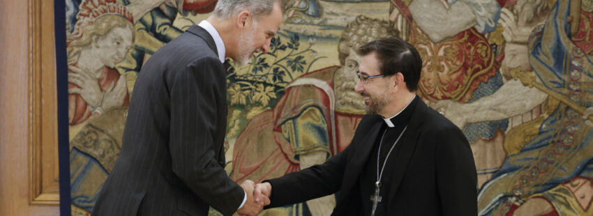 MADRID, 13/10/2023.- El rey Felipe VI saluda al arzobispo de Madrid, José Cobo (d), a quien ha recibido en audiencia este viernes en el Palacio de la Zarzuela, Madrid. EFE/ Chema Moya