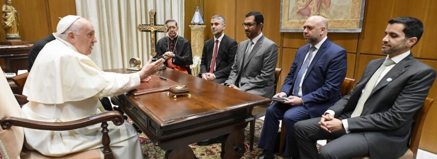 Francisco recibe en el Vaticano al presidente de la COP28 para subrayar el papel de las religiones