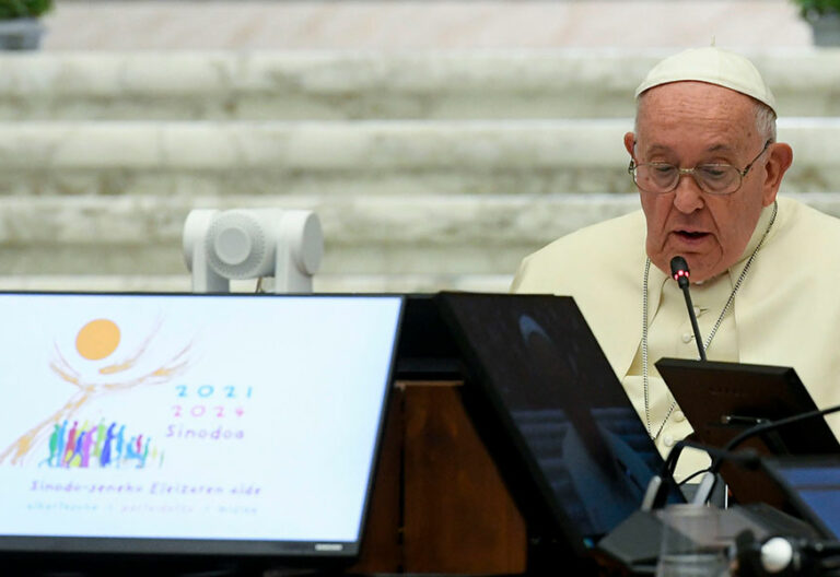 El aviso del papa Francisco al Sínodo: “No se trata de contraponer jerarquía a fieles laicos,