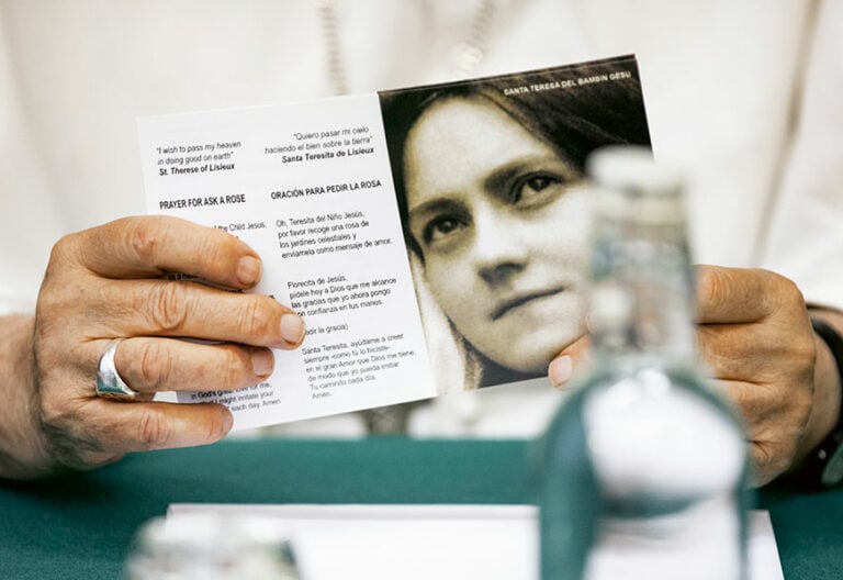 El papa Francisco sostiene una estampa de Santa Teresa de Lisieux, durante su encuentro con el