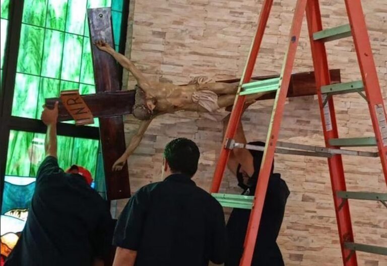 Retiran Cristo de la capilla de la Universidad Centroamericana. Agosto 2023