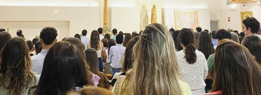 Jóvenes rezan por Álvaro Prieto en Córdoba