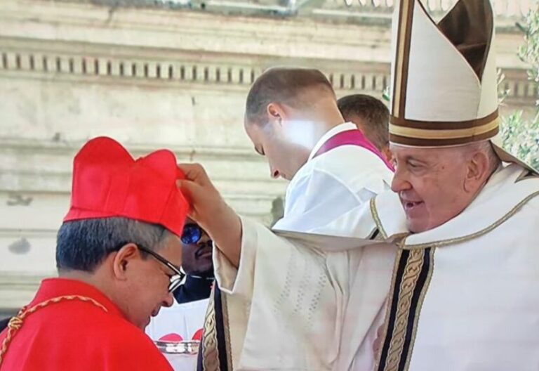 El papa Francisco a Luis José Rueda, nuevo cardenal de Colombia: “Celebre tomándose un