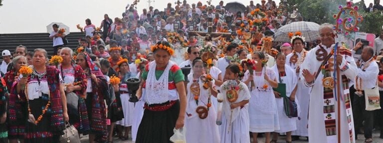 indígenas en la Basílica de Guadalupe en Ciudad de México