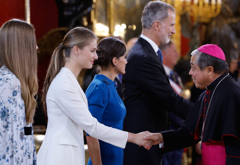 El nuncio Bernardito Auza saluda a la princesa Leonor tras jurar la Constitución