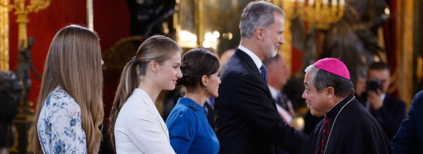 El nuncio Bernardito Auza saluda a la princesa Leonor tras jurar la Constitución