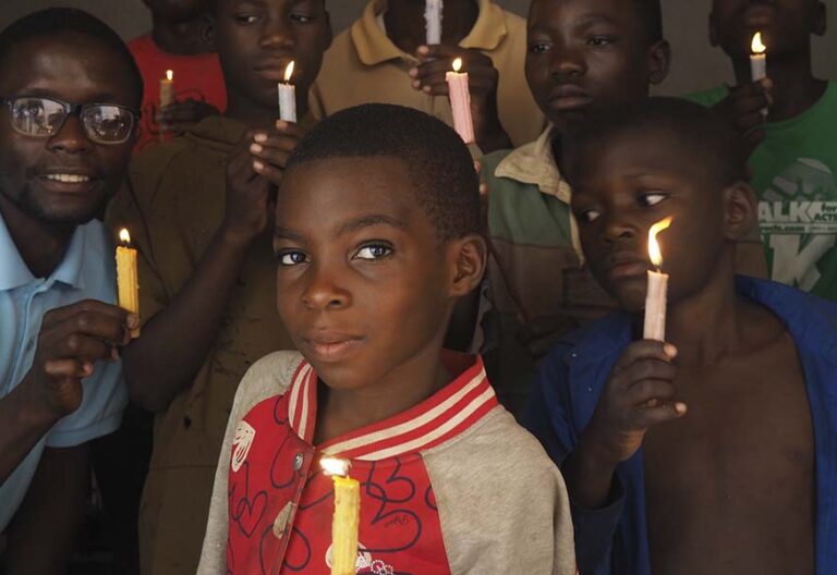 Manos Unidas lanza una luz en la noche para unir Norte y Sur