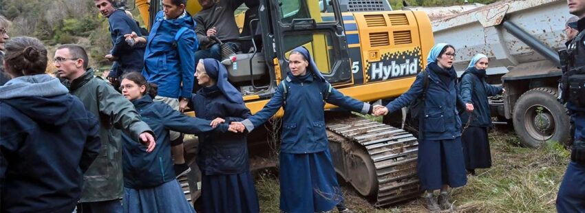 Unas monjas se enfrentan a los ecologistas por la construcción de una iglesia en zona protegida