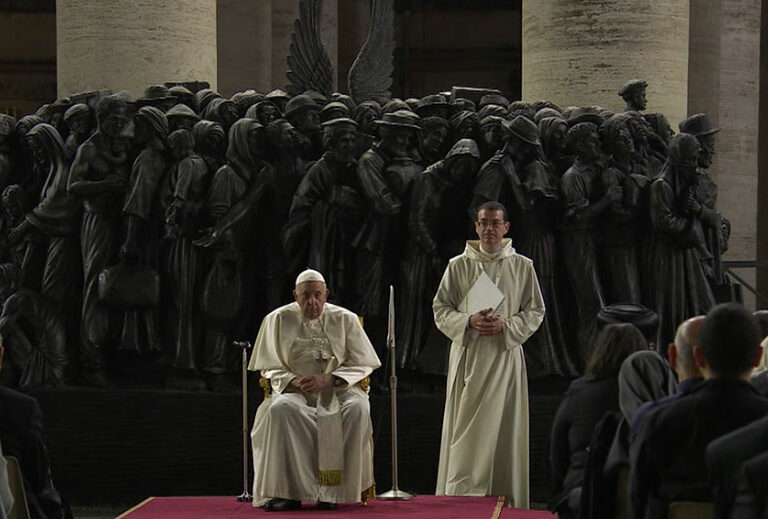 El papa Francisco reza por los migrantes en San Pedro