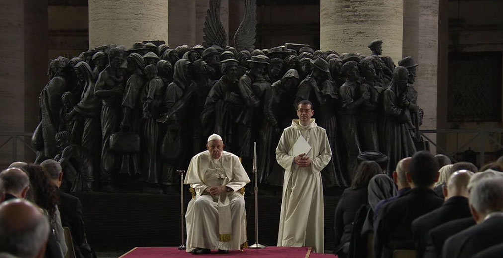 El papa Francisco reza por los migrantes en San Pedro