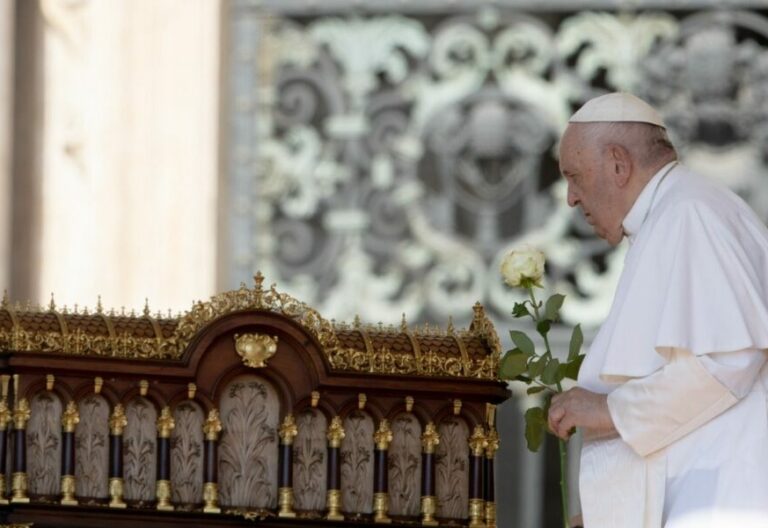 El Papa Francisco, ante las reliquias de Teresa de Lisieux