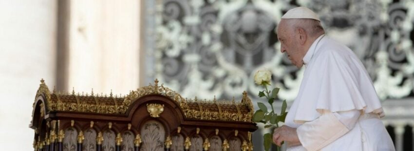 El Papa Francisco, ante las reliquias de Teresa de Lisieux