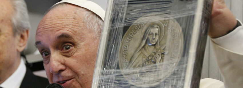 El Papa, con un icono de Teresa de Lisieux