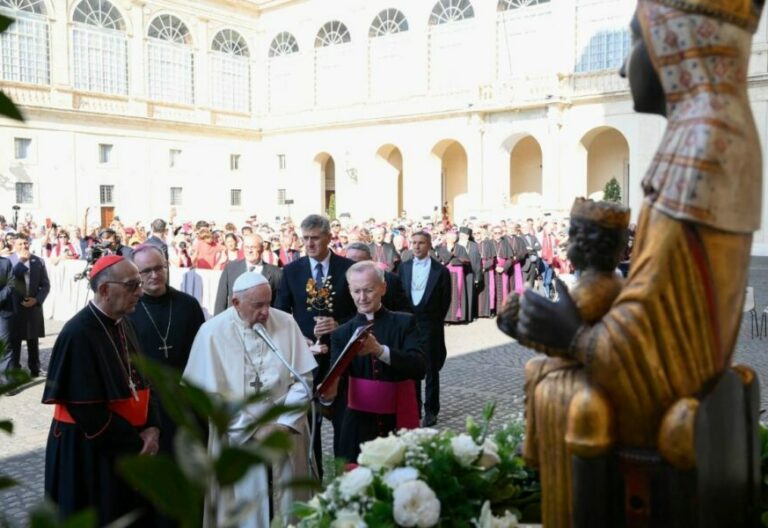 Francisco recibe en audiencia a la Iglesia catalana, con motivos de los 800 años de la cofrafía de la Mare de Déu de Monserrat