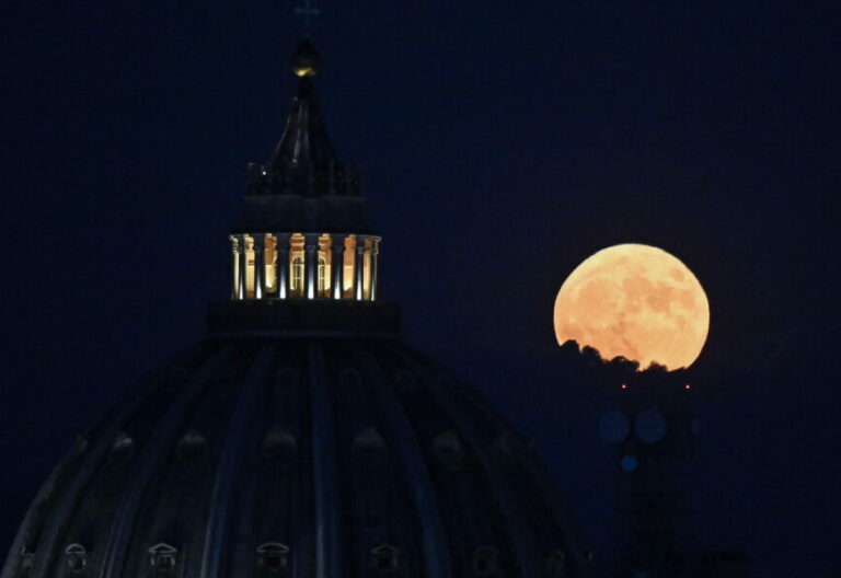 La cúpula de San Pedro, con la luna llena al fondo