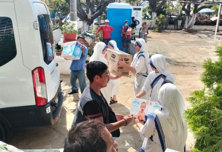 entrega de ayuda en Acapulco por parte De la Iglesia