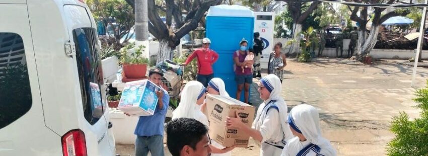 entrega de ayuda en Acapulco por parte De la Iglesia